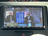 テレビ番組を画面で視聴でき、停車中の待ち時間などに車内で映像を楽しめます。画面から音源を選ぶ操作にも対応しており、日常のさまざまな場面で便利に活用いただける装備です。