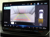 ★ギアをリバースに入れると車両後方とガイドラインが表示され車庫入れ、縦列駐車の際に安全確認をサポートします★