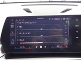 ヘッドアップディスプレイがついており、遠くの道路と手前のメーターを交互に見る必要がなく、目のピント調節が楽になり、速度やナビの指示を確認できます。