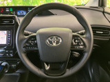 手元に各種スイッチを備え、運転姿勢を保ちながら必要な操作を行いやすい仕様です。メーターやナビ画面も視界に収まり、運転席まわりの情報を確認しながらお使いいただけます。