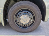 タイヤサイズは【145/80R13】です。ピューターグレーのトリムホイールキャップを装着しています。マッドガードも装着されています。