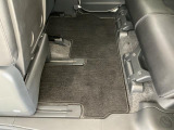 しっかりと汚れ、砂ぼこりを落とし足元まで清潔な車内空間を作り上げております♪