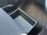 助手席下にも便利な収納ボックス☆
