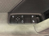 ドアを開けたときに目に入るスイッチ類も、911らしくシンプルで洗練された雰囲気。細かな部分まで統一感のあるインテリアです。