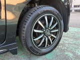 純正アルミホイール付いてます!車の軽量化に繋がることは勿論、見た目の印象が違いますよね♪