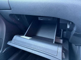 奥行きのあるグローブボックスなので車検証や小物、常備品を収納してみてください!すっきり収納できて便利です!