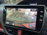 【バックカメラ】運転席から画面上で安全確認ができます。駐車が苦手な方にもオススメな便利機能です。