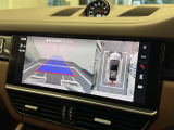 サラウンドビューモニターは、車両周囲のカメラ映像を合成し、上から見たように表示して駐車や安全確認を支援する機能です。