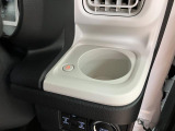 ホットドリンクをちょうどいい温度でキープしてくれる保温機能付きのホットカップホルダーは軽初の装備!運転席と助手席に装備♪