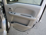 ワンタッチ操作のパワーウィンドウ