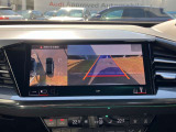 サラウンドビューカメラ装備 車両の4つのカメラから得た映像を合成し、上空から眺めているような映像をモニターに映し出します。車両周辺の歩行者や障害物などの発見に役立ちます。