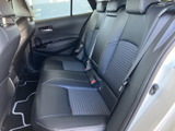 後席には三人分の座席とヘッドレストを備え、同乗者それぞれが座りやすい配置です。ドア側の窓から光が入り、車内で過ごす時間にも開放感があります。