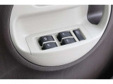 車の基本装備のひとつのパワーウインドウです。オート機能もあって、押し方の強弱で調整も出来ます。