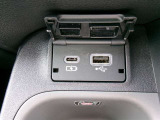 USB入力端子と充電用USB端子で電子機器などの充電や接続もスムーズに行えます。