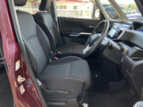 運転席まわりは前方を見渡しやすく、シートにはゆったり座れる印象があります。ドアを開けた際の足元も確認しやすく、乗り降りから日々の移動まで使いやすさを感じる空間です。
