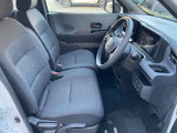 運転席は広々としていて、ゆったりと運転をお楽しみいただくことができますよ。