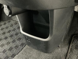 【インパネロアボックス】インパネの中央下部にはボックスが装備されております。CDの収納やゴミ箱として使用すれば車内空間がきれいに保たれます♪