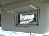【運転席バニティミラー】ちょっとしたお化粧直しや身だしなみチェックの時に便利♪ 女性には特に嬉しい装備♪