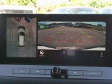 空から見下ろすような視点で、スムーズな駐車と安全確認をサポートする「アラウンドビューモニター」付です。