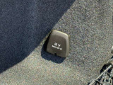 ラゲッジスペースにも12Vシガーソケット電源が装備されており、アウトドアなどで役立ちます