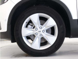 5スポーク7.5J&times;18インチシルバーアルミホイール。衝突回避・被害軽減ブレーキシステムをはじめとする先進安全・運転支援機能を標準装備。