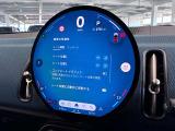 デジタルスピードメーター、航空機のコックピット操作箇所と同じ配色で目が疲れにくいように設計されてます。