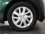 ◆純正ホイール装着車◆シンプルなデザインのホイールキャップ付きです。