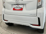 【誤発信抑制制御機能(後方)】約10km/h以内で障害物を認識後、踏み間違い(アクセルを強く踏み込んだ場合)を判定、エンジン出力を抑制しブザー音とメーター内表示で警告します!