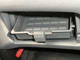 グローブボックスには車検証ボックス付き!