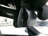 日本仕様のBMWではルームミラー内蔵型のETC車載器を採用しているので、後からつける必要がありません。