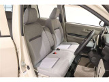 ■ベンチシート■  運転席&hArr;助手席の移動もしやすいベンチシートです。