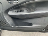 運転席ドアのポケットで、ボトルホルダー付きです。