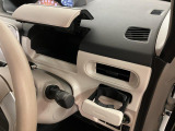 全席にドリンクホルダー装備!!前席にはプッシュ型のドリンクホルダーでオールシーズンお飲み物を置きながらドライブもいかがでしょうか。