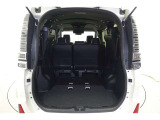 3列目シートは跳ね上げ式で折りたたみが可能です。たためば荷物もしっかり積める!キャンプ用品なども、気兼ねなく積めそうです。旅行にも強い味方ですね。