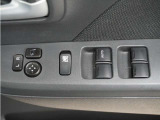 パワーウィンドウを装備しております。運転席側はオート機能付きで、スイッチを奥まで押す・引くことで、窓が自動で全開・全閉します。