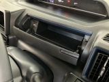 【インパネアッパーボックス】サッと取り出せてサッとしまえる、運転席の目の前にはボックスが装備されております!薄型のボックスティッシュなど収納可能☆