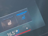 前席は3段階のシートヒーター+ベンチレーションシステムで1年中快適ドライブ!