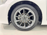 アルミホイールが車の雰囲気を引き立てますね!