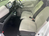 明るいトーンでまとめられた前席は、座面が広くゆったりとした印象です。運転席側まで視線が届きやすく、乗り込んだ際に室内の様子を把握しやすい、すっきりとした空間です。