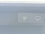 ランドローバーは、USBポートを車内の便利な位置に配置しています。通常、センターコンソール、グローブボックス、後部座席エリアなど、ドライバーや乗客がアクセスしやすい場所に配置されています。