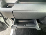 グローブボックスの他にも収納をご用意してます。車内をスッキリ見せることができます。