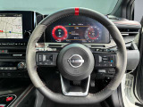 上質で滑りにくく手に馴染み運転しやすい本革ステアリング。