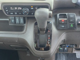 手に馴染むシフトノブで扱いやすく、快適な運転を支えます。