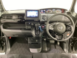車内は光触媒抗菌消臭施工済です。インパネ周りはスタイリッシュなデザインで機能や装備も充実しています。グローブボックスやカップホルダーのほかにトレーなどたくさんの収納スペースが付いています。