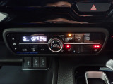 運転席からも手が届きやすく、操作しやすい空調コントロールパネル。オートエアコンなので操作の煩わしさが無くオールシーズン快適にドライブできます。快適空間で運転に集中できますね。