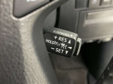 クルーズコントロール機能が付いています。 速度を設定するとアクセルを踏まなくても一定の速度で走ることができます。  高速道路ではとても便利な装置なんです。
