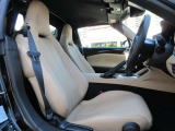 正しい姿勢で運転できるように体幹の腰部をしっかりささえるようデザインされているシートです。素材、シート形状を研究することでフィット感を高めつつ、優れた快適性を実現しています。