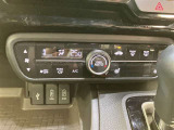 オートエアコンの温度設定等の操作スイッチです。外の天気や気温に合わせて車内を自分に合った温度設定にすることが出来るので快適なドライブが楽しめますよ!!