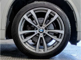 BMWの純正アロイホイールは軽量かつ強度にも優れているホイールで走行性能を引き上げる設計になっております。足元にもBMWは妥協がなくこだわっている個所になります。
