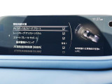 こちらのお車には先進安全装備が多数搭載されています。衝突被害を回避あるいは軽減するためのブレーキや、後方死角からの接近警報、車線逸脱を防止する警報装置など、詳しくはスタッフまでお尋ねください。